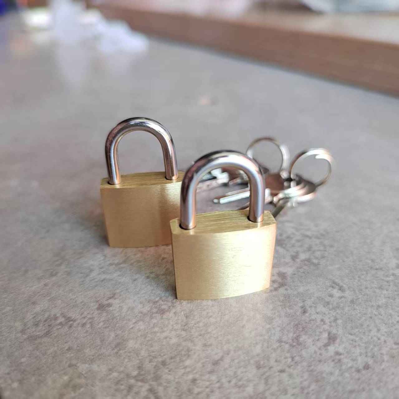 Brass Padlock with Keys, Small - đánh giá và giá Home Security Essential
